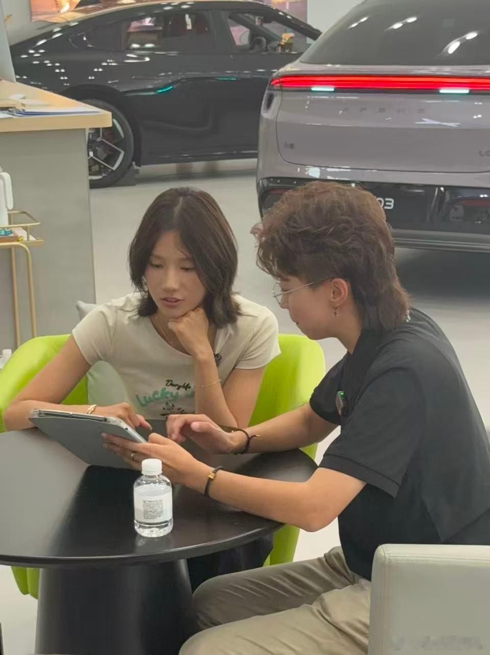 清华跳高女神邵雨琪试驾小鹏MONA新车 L03 的产品提升确实都到位了。这次底盘