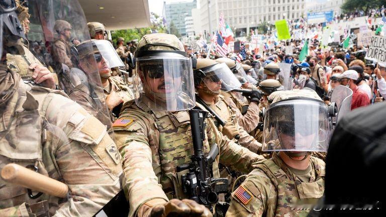特朗普发布警告，国民警卫队部队撤出美国城市
国民警卫队的部署一直是特朗普政府20