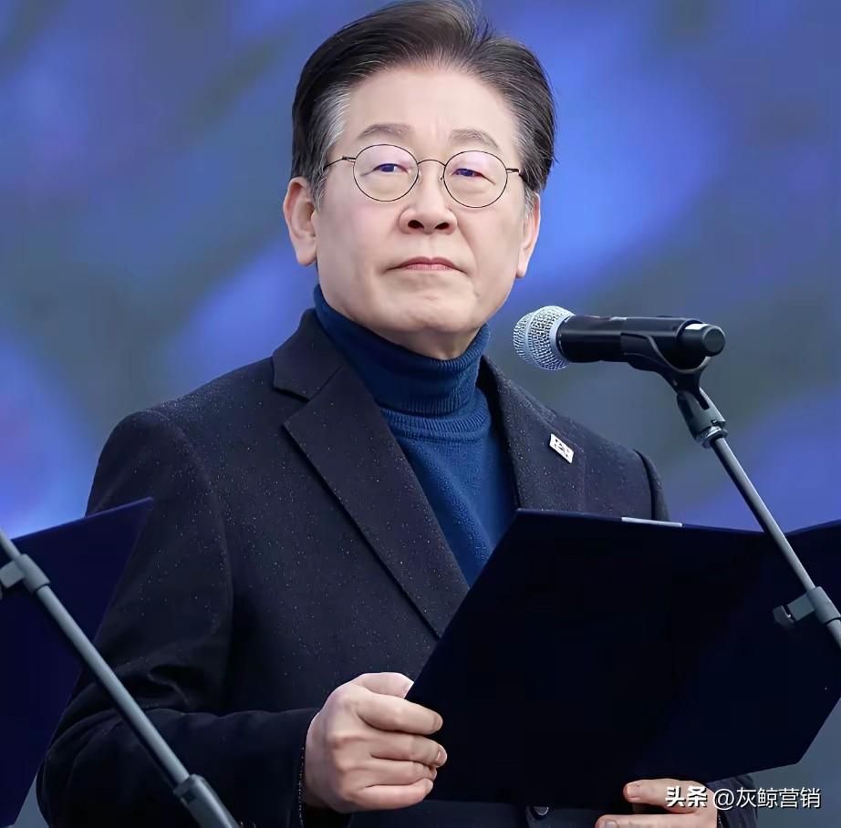 李在明又挨川普的批了，骂他忘恩负义。但也不敢得罪川普。李在明无奈的说道，关于向伊