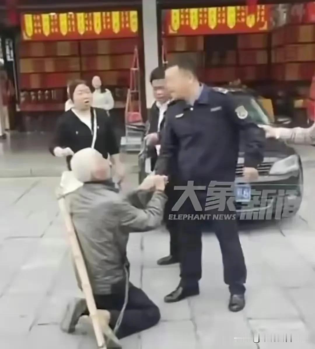 泪目了！上跪青天下跪父母，白发老翁跪拜城管，真是可悲呀！

一跪天地二跪祖先三跪