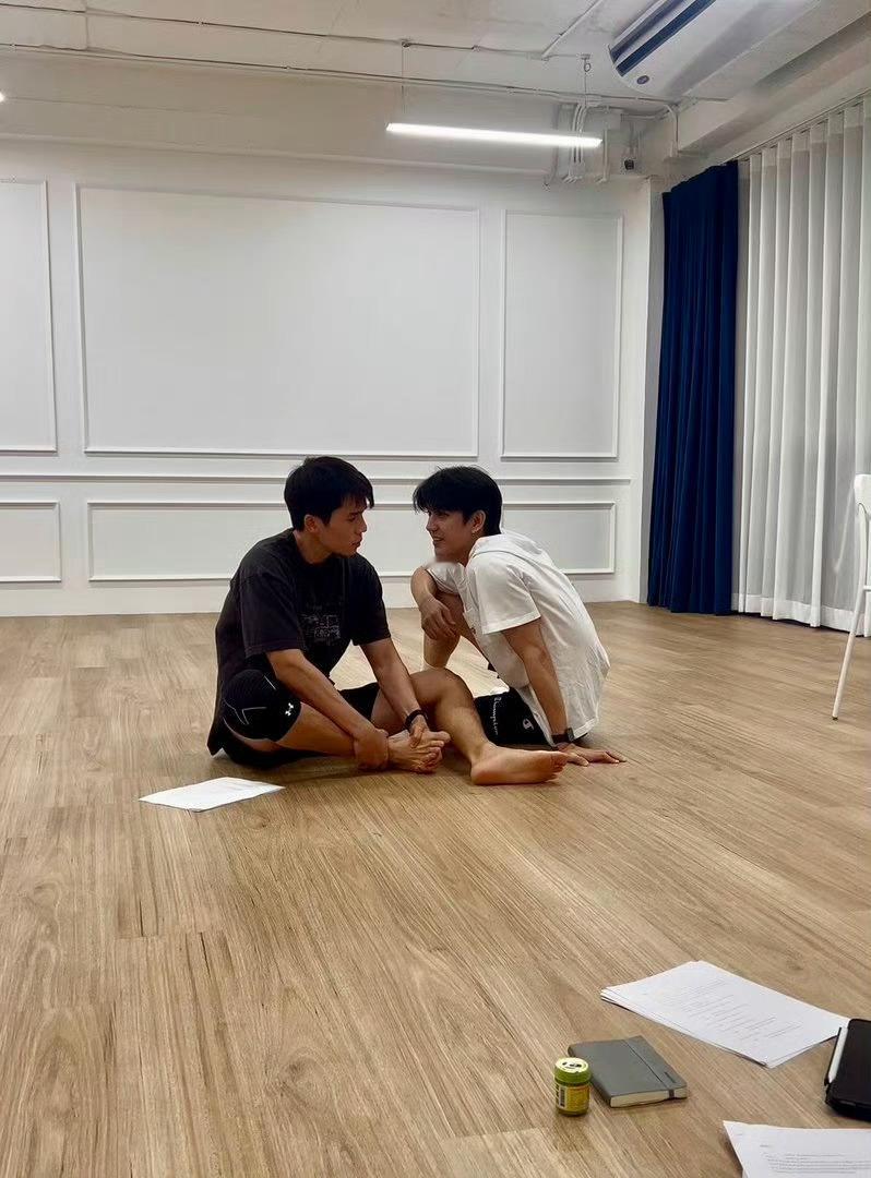 其实我有个猜测不会是脚为了救小辣椒受伤了小辣椒调侃“这么关心我救我是不是喜欢我”