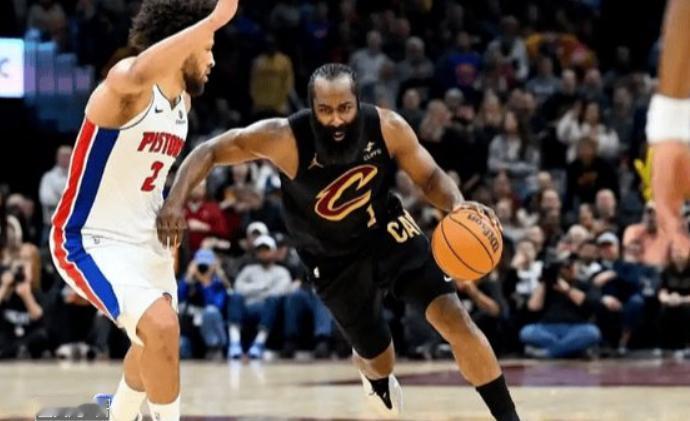 NBA东部半决赛，骑士对阵活塞的比赛中，出现了奇葩的一幕。
第一节比赛打完，骑士
