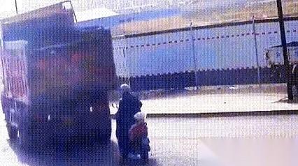 他打赌，这辆大货车不敢撞自己。
凭什么？就凭他是个活人，车头那么高，司机肯定看得