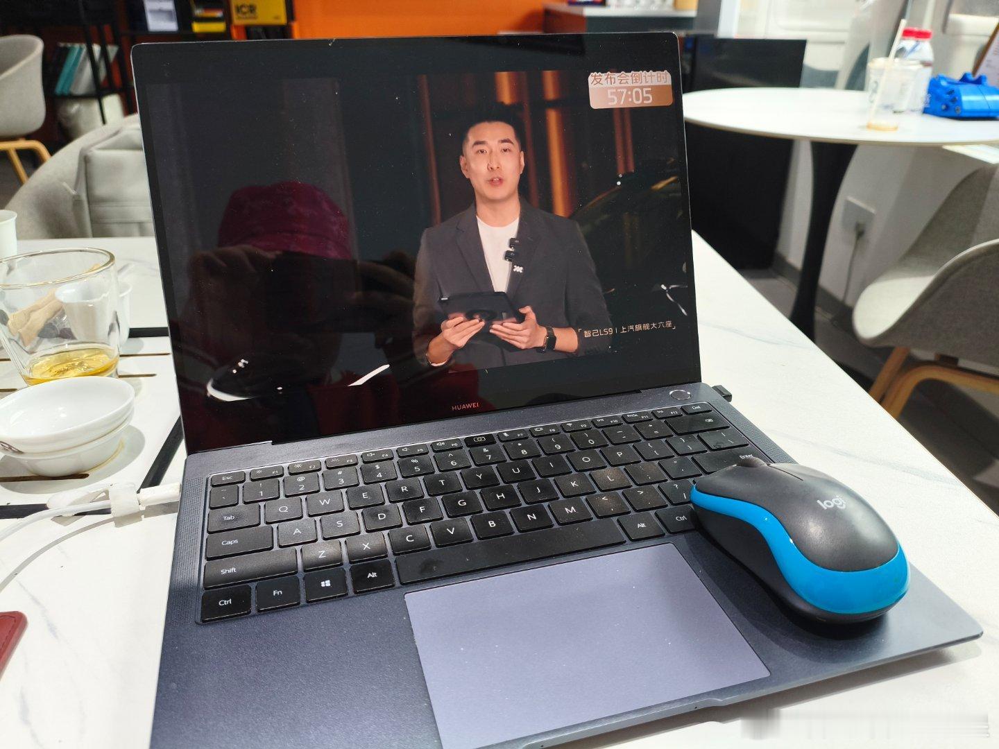 上汽旗舰智己LS9将于11月4日预售发布大v聊车我和汽车的日常 今晚在店里看直播