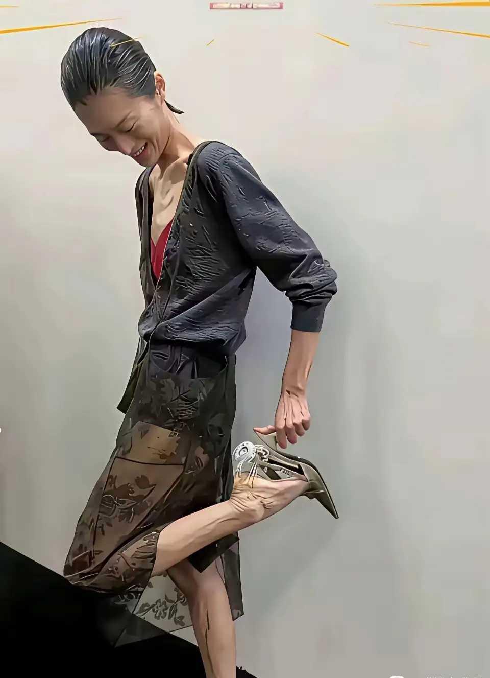 天哪！这就是世界名模吗？大表姐的体脂率得有多少？感觉瘦成了纸片，脸上胶原蛋白流失