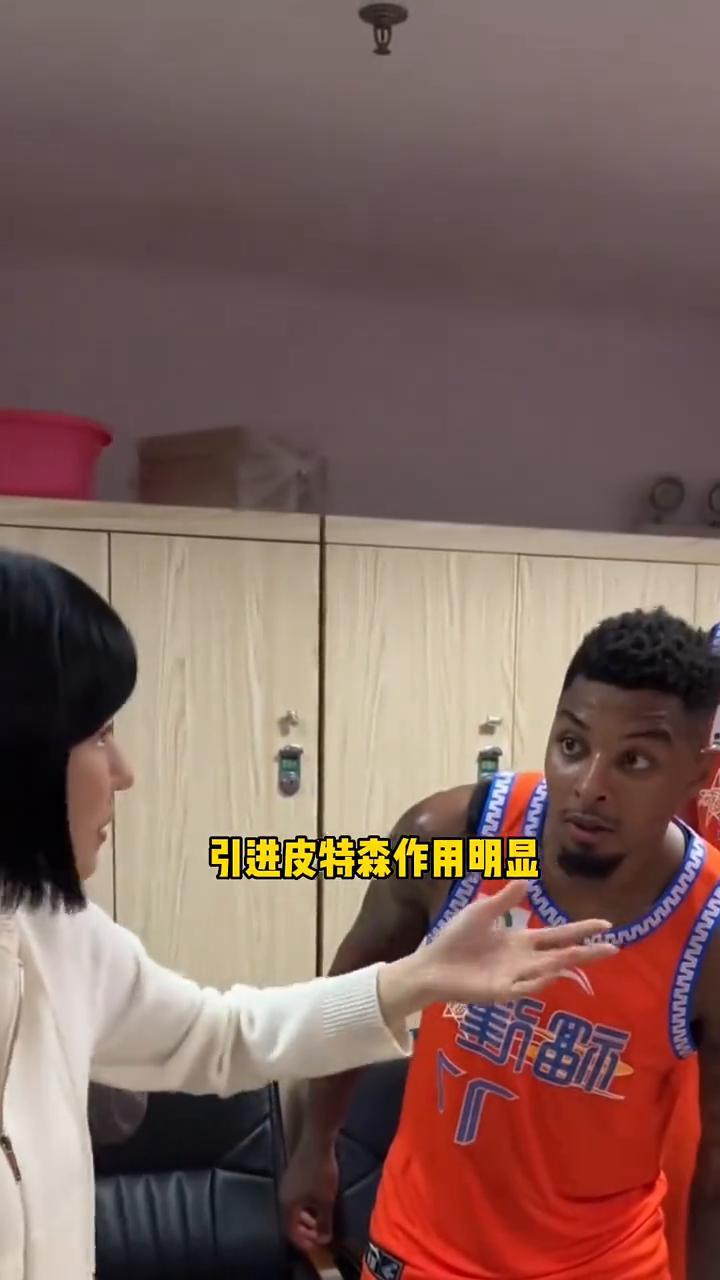 赛季双杀广东，伍佰兰的功劳。
伍佰兰非常的激动，引进皮特森作用明显，皮特森对伍佰