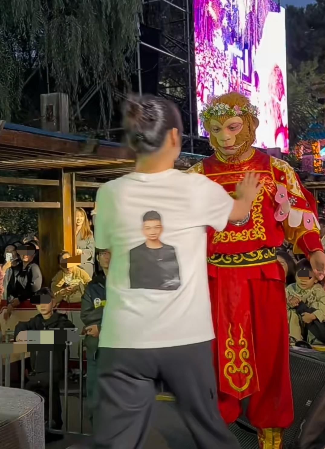 我觉得雪饼猴已经极力保持克制了，毕竟面对一个女铁粉，不能深说什么！

这位粉丝在