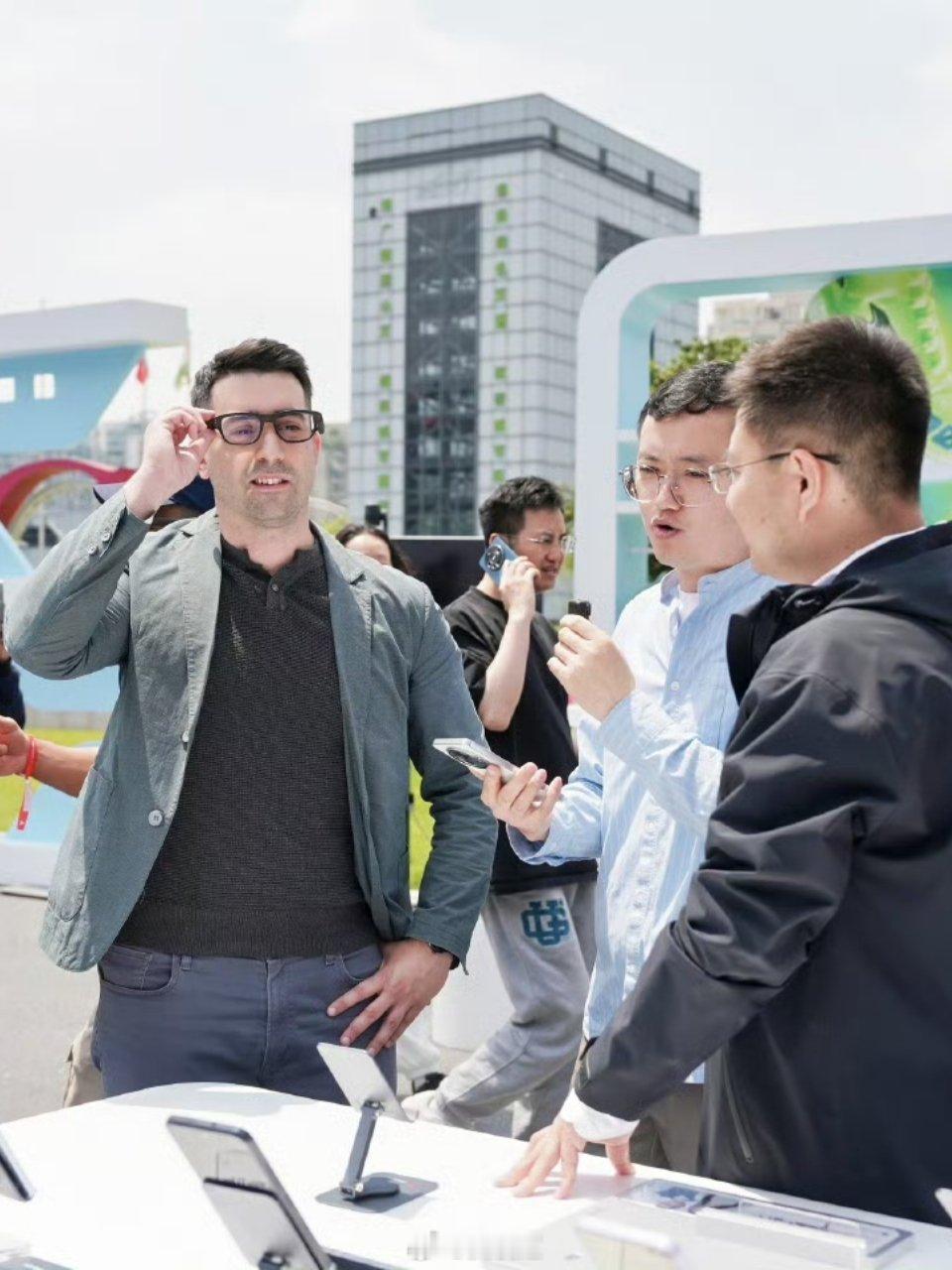 智能眼镜会成为数码厂商新赛道吗，确实不少数码产品都在做智能眼镜，智能眼镜首先它是