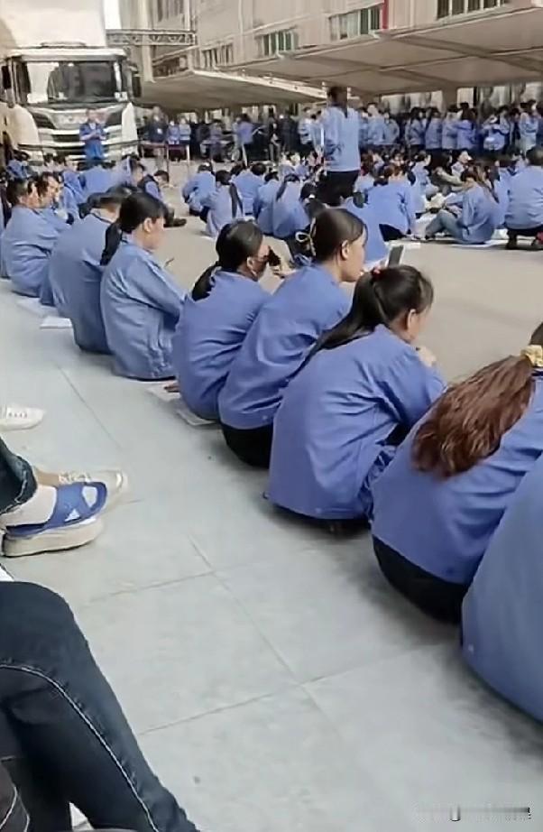 位于深圳福永的这家公司因为没有班加，导致一线员工集体罢工，确实有点不能理解。
厂