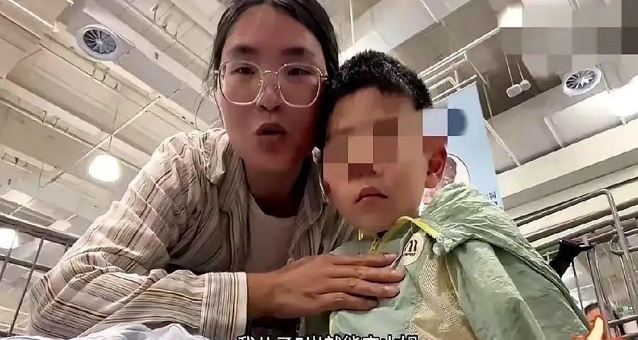 这段在互联网上迅速传播的片段，镜头对着一对母子。妈妈手持手机，语气里带着一种终于
