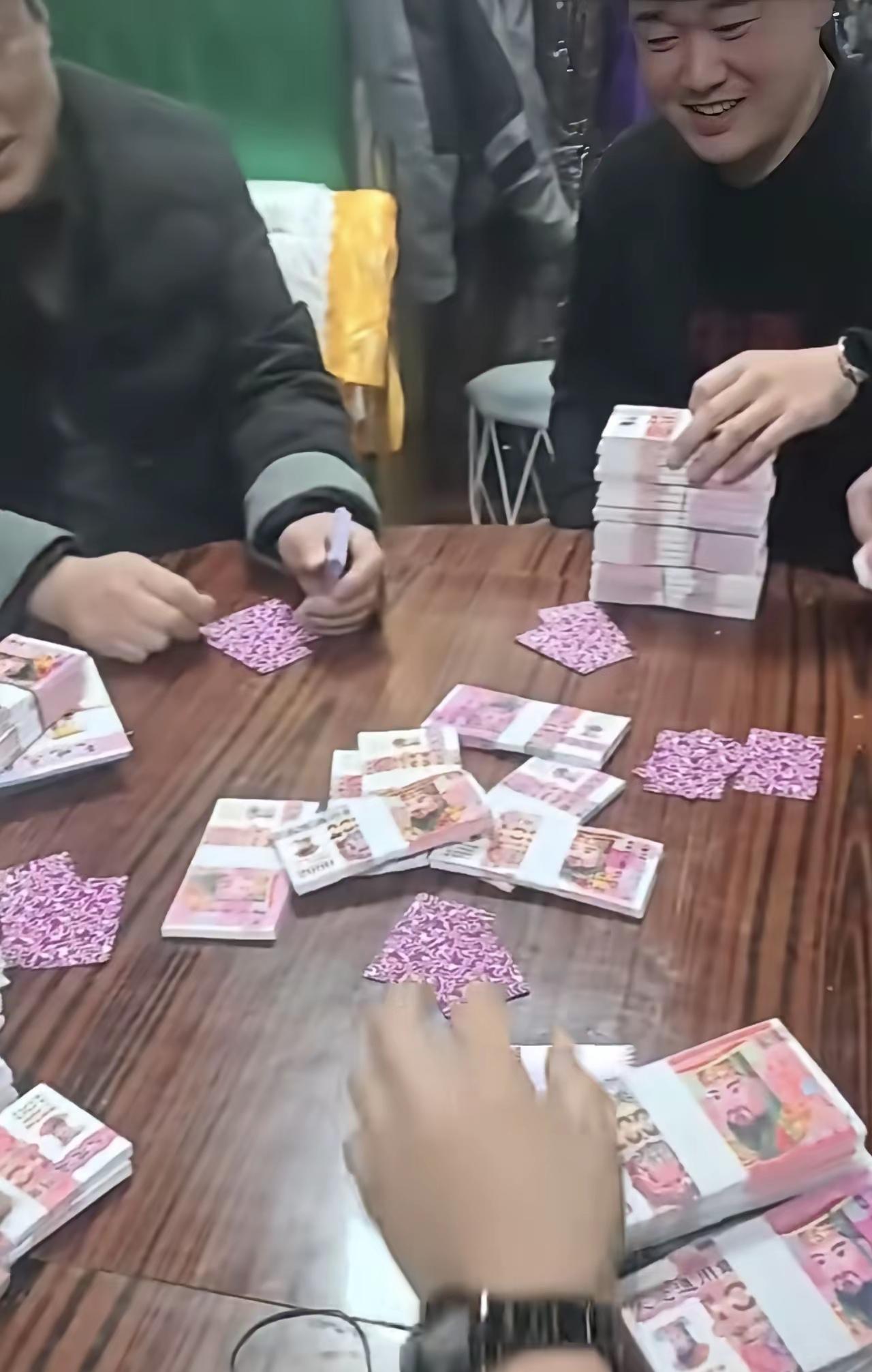 惊动冥界！敢偷拿祖宗的钱来赌博，绝对是天底下最不孝的人。如果被警察叔叔抓住了，又