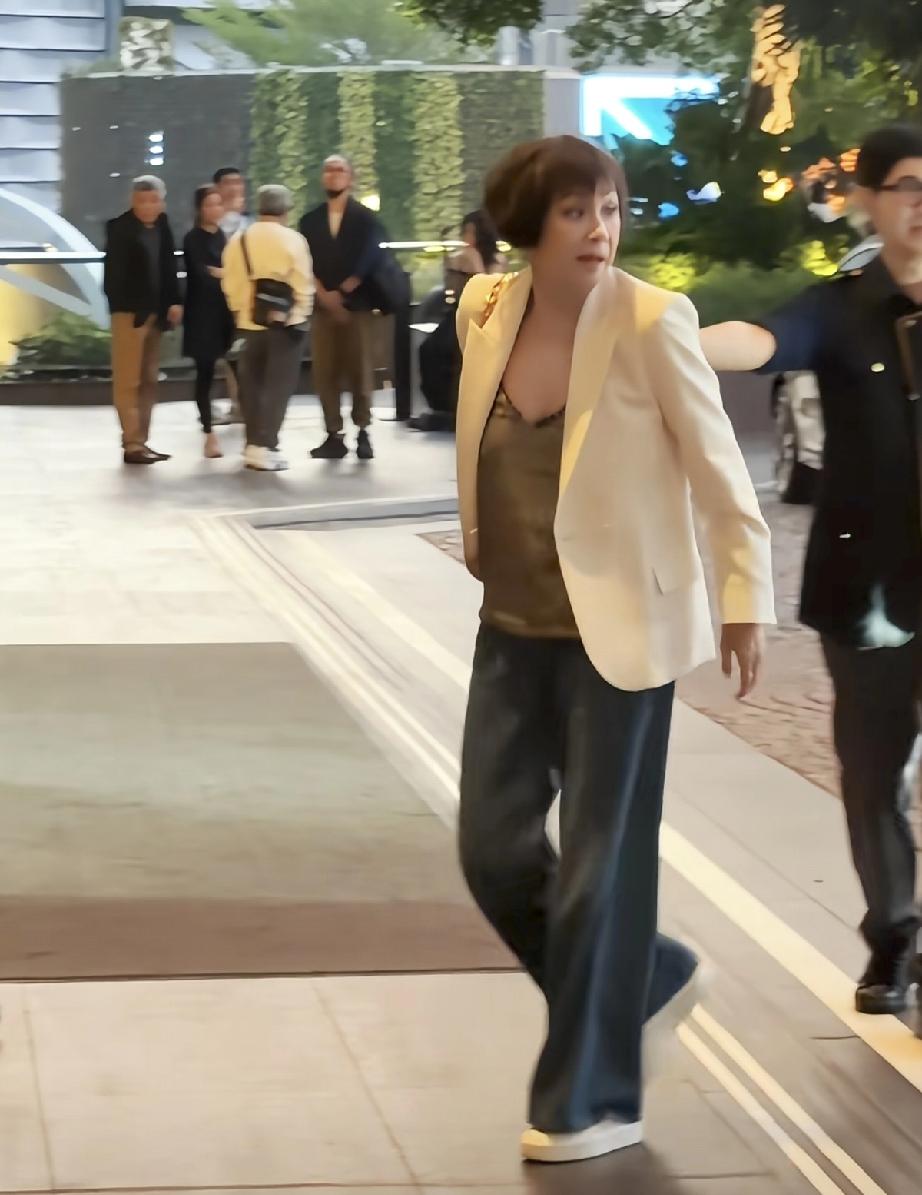 真是美人迟暮啊，周润发前妻余安安露面，穿衣服挺大胆是低V装，举手投足之间就是一个