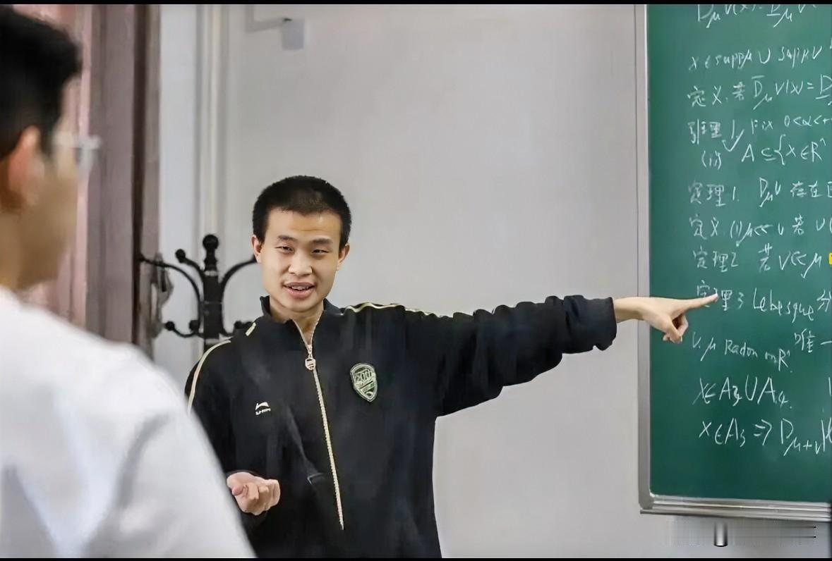 北大“扫地僧”这回算是彻底稳了！
刚看到消息，韦东奕以后就是长聘副教授。

这“