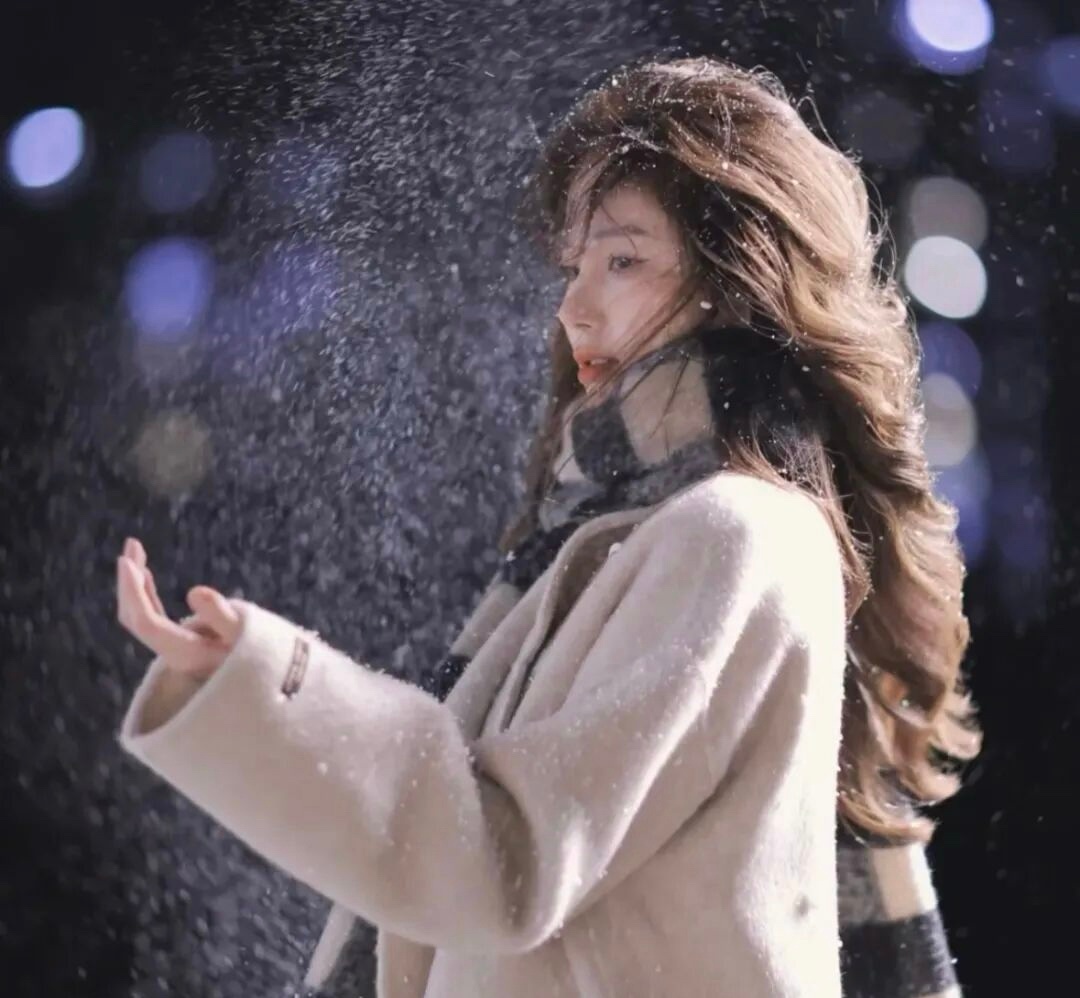 女人的难过分三个阶段：首先会哭，因为解决不了。然后会忍，因为改变不了最后会笑，因