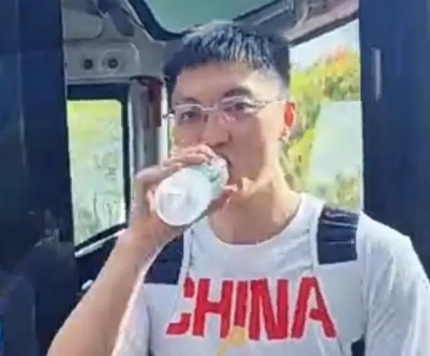 紧急驰援！胡明轩归队筑牢男篮后卫防线
 
胡明轩已经跟随中国男篮大部队抵达顺德，