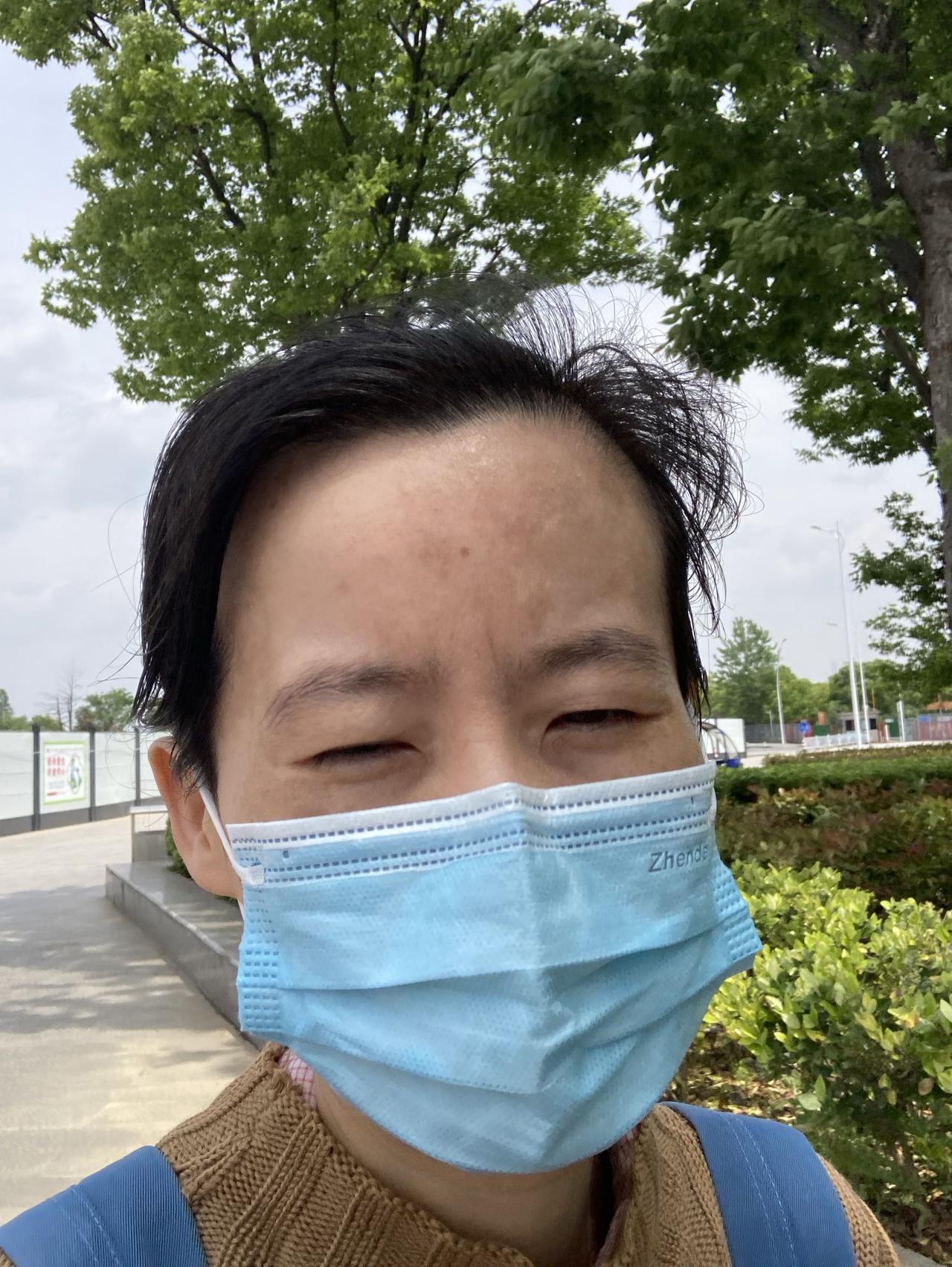 为了争取奖励金，继续写。
今天，这么几年来头一次早早出门，吃了早餐。中午吃了亲戚