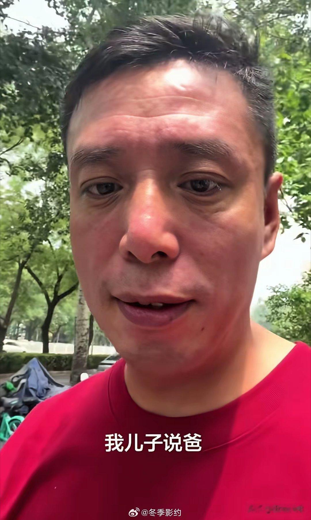 有人给贾旭明留言: “贾老师，说说泰山装防护网的事。”贾旭明没有回答，却借用儿子