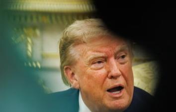 特朗普这回又冲着伊朗龇牙咧嘴，嚷嚷着要搞什么“史上最狠”经济行动，顺带把矛头对准