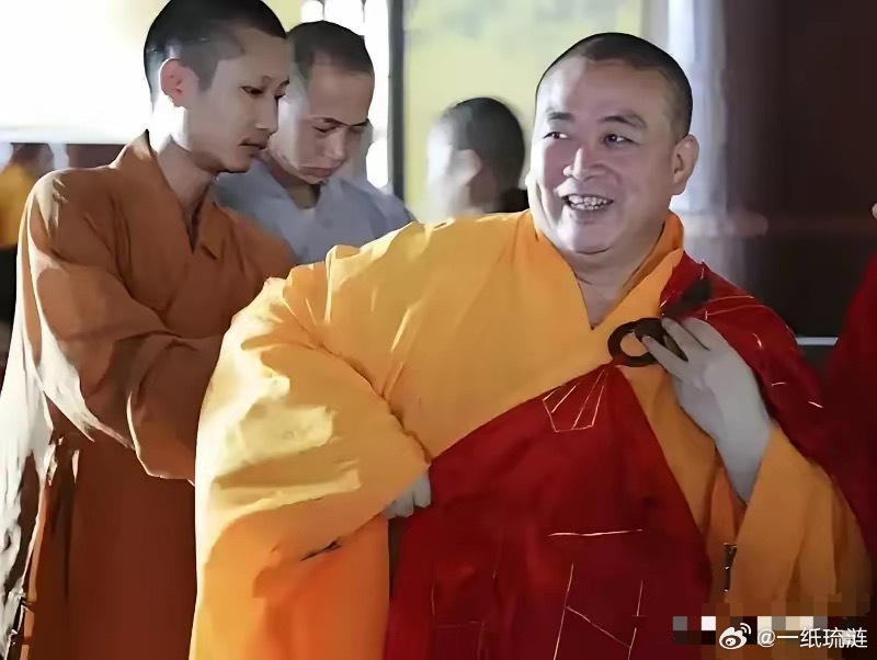 看了释永信，发现普通人是真的不配啊！仅仅他的一件云锦袈裟估计得16w以上。​释永