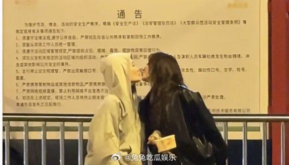 李小冉谢娜亲了  李小冉与谢娜在《乘风2026》节目下班途中被拍到自然亲吻脸颊，