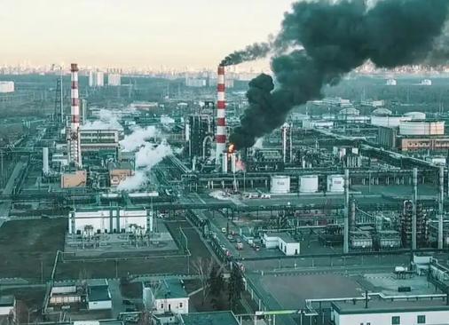 6月16日清晨，多架无人机袭击莫斯科卡波特尼亚地区的一座重要炼油厂。

该设施距