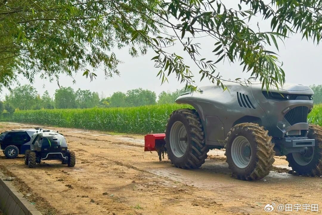 现在的农用机械都长这样了？应该是真的不是AI吧大的能看出来干啥的，那俩小的什么用