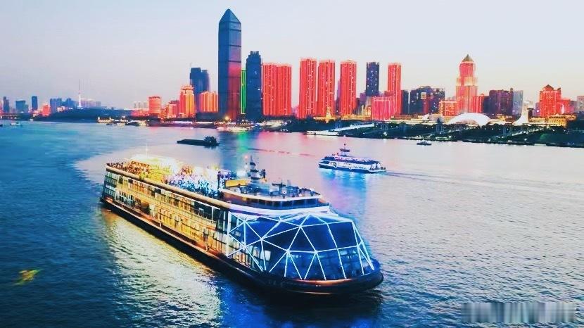 寻美湖北 武汉五一游客暴涨12倍！这座工业城如何逆袭成“顶流”？一、数据引爆争议