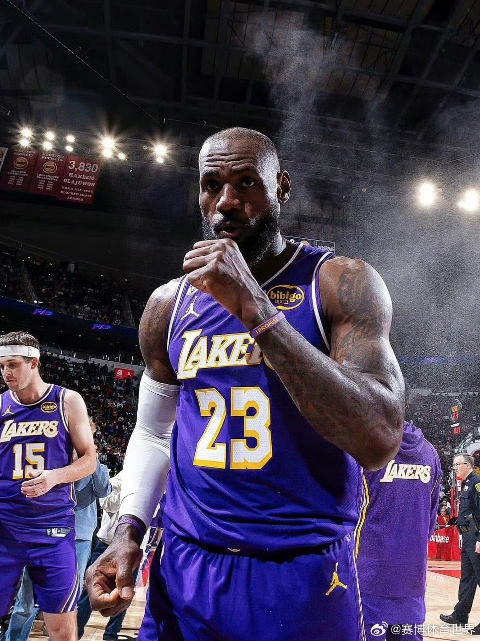 詹姆斯历史出场王湖人vs热火 在今日NBA常规赛湖人对阵热火比赛中，詹姆斯首发出