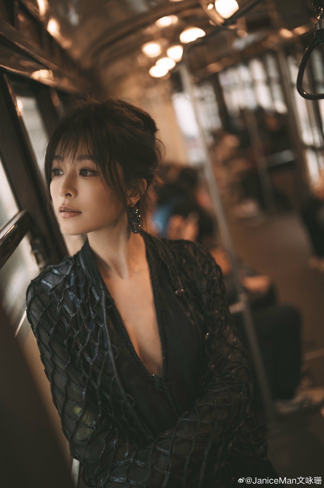 文咏珊深V文咏珊米兰这套杀疯了！深V开到肚脐，气场全开又美又辣，身材线条完美，优