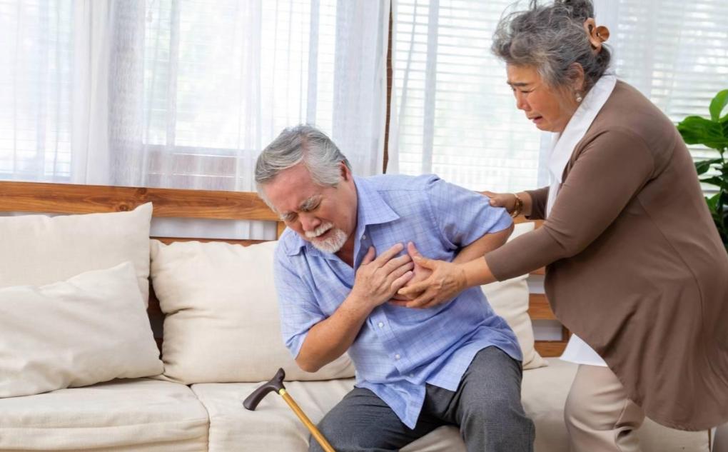 医生劝告:一旦吃上降压药，这4种食物必须戒掉，继续吃有心梗风险

吃上降压药，很