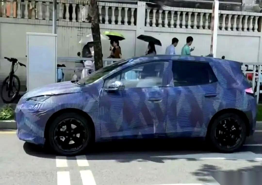 我勒个去，卖了快100万辆啊，比亚迪居然要把海豚给“整容”了？
这谍照一出来，味