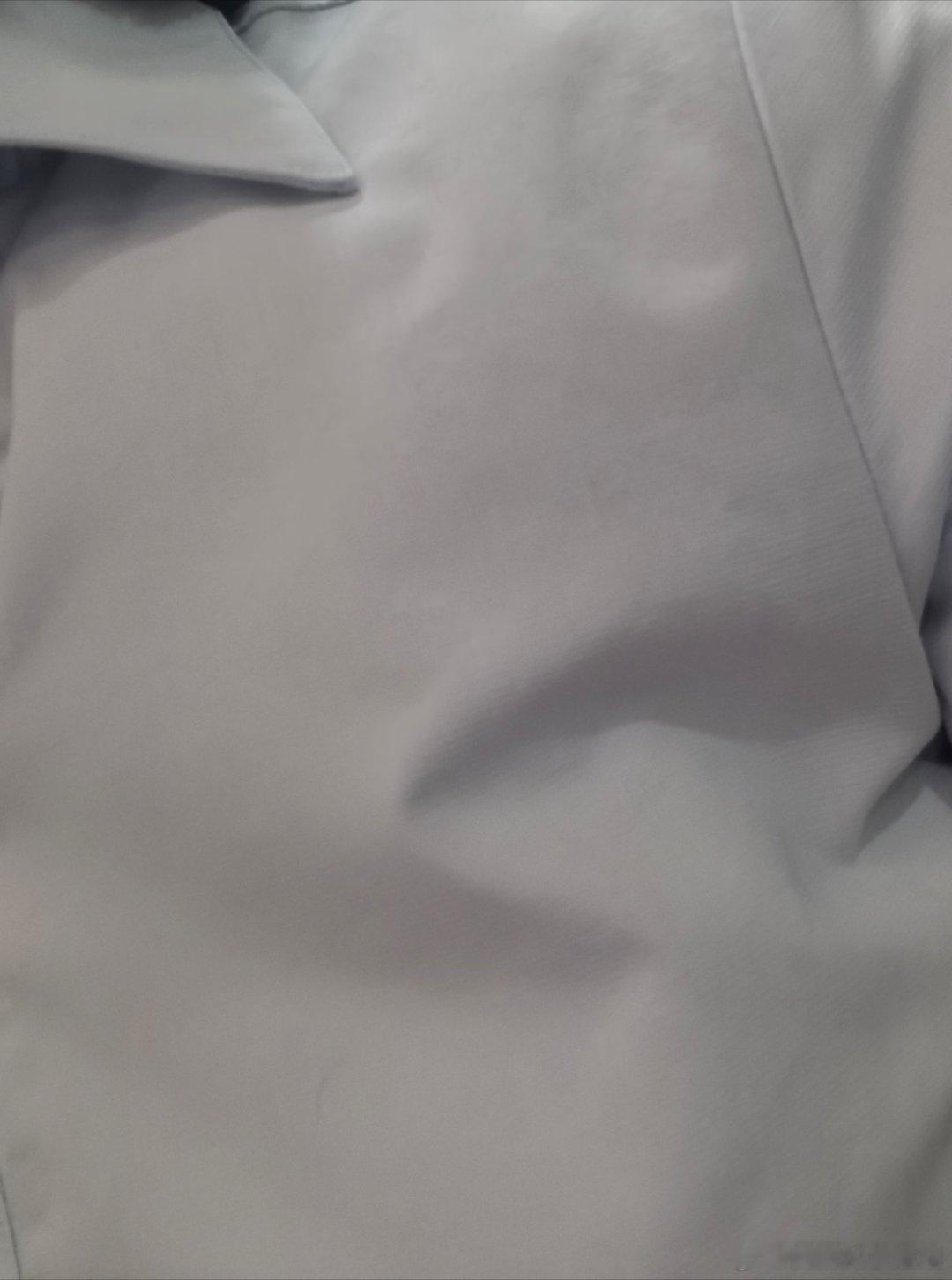 早上8点过已经热得不行了为什么觉得这么热！今天要外出开会，穿的工作服—衬衣！