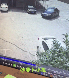 感觉就挺突然的，宝马车莫名其妙就崴脚了。
这段监控视频显示：9月14日，这辆宝马