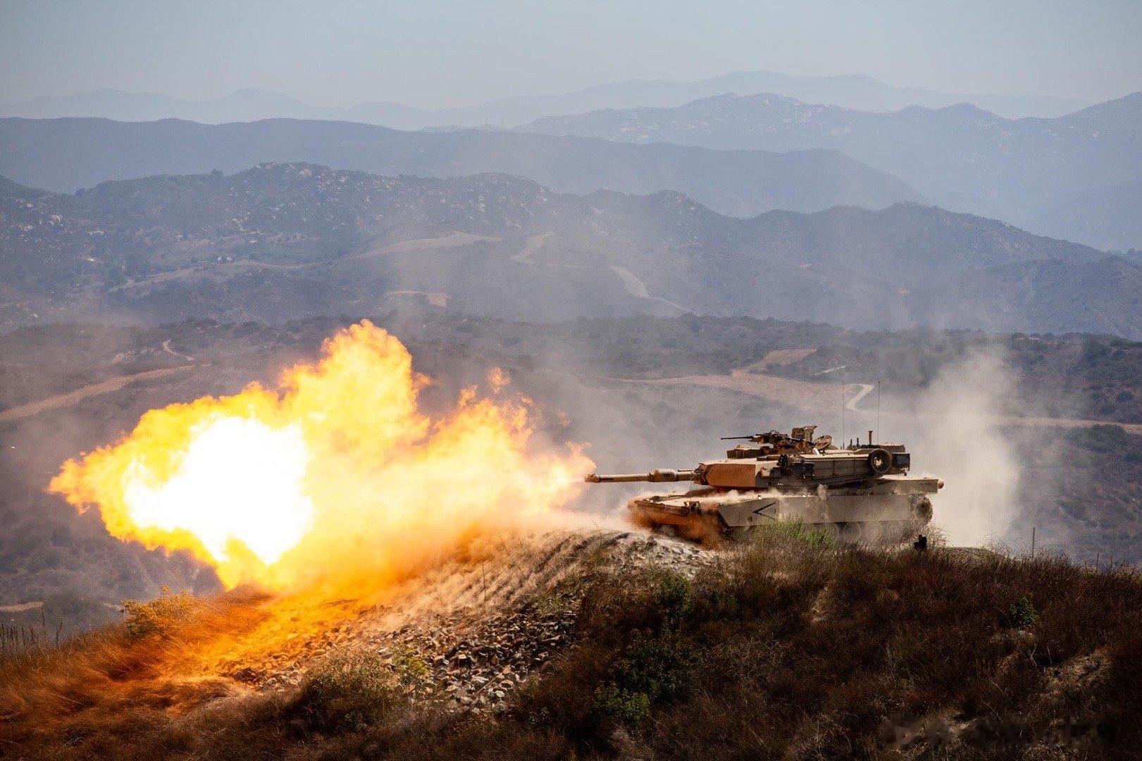 在彭德尔顿营训练中的陆战队M1A2，摄于[二哈]#兵器影像##外军影像##武器装