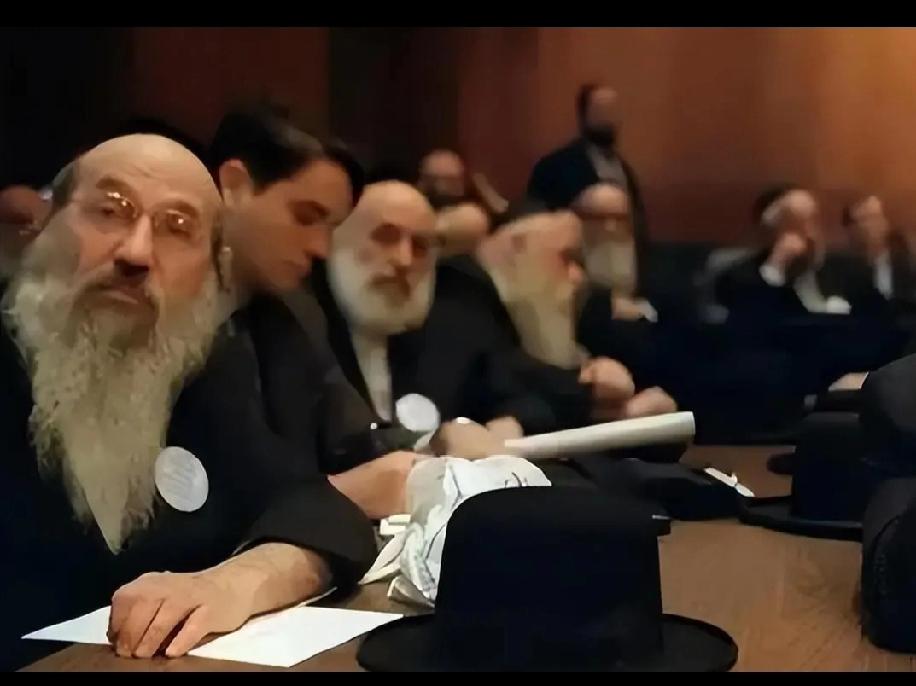 特朗普就是一个沉不住气的顽童，说出来的话根本不过脑子，马上就说出口来了。

对伊