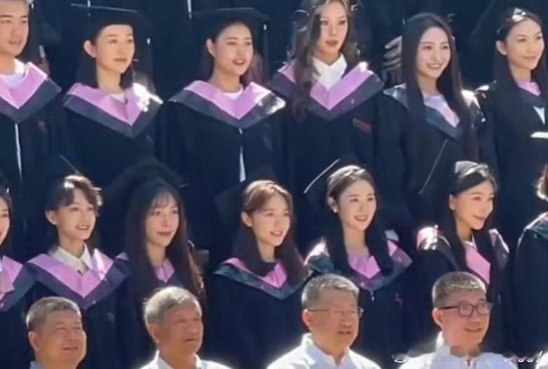 #赵今麦毕业大合照# ​恭喜赵今麦毕业🎉🎉🎉穿学士服素颜的麦麦太好看了，眼