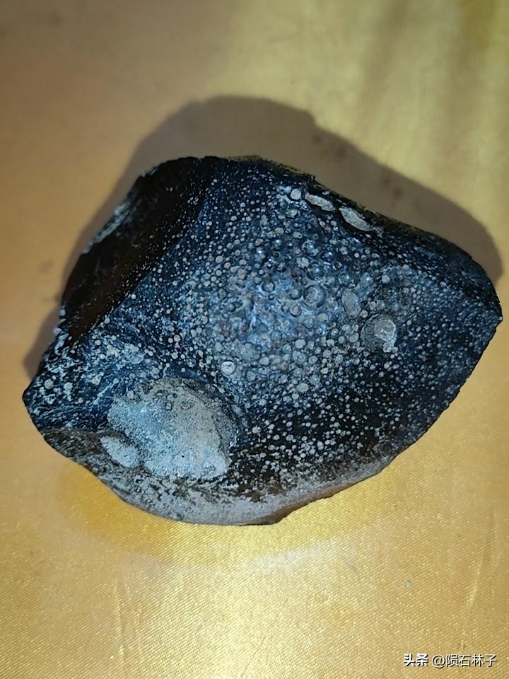 从我国嫦娥工程实测的月球高地斜长岩基准密度区间2.7~3.3g/cm³可知，安庆