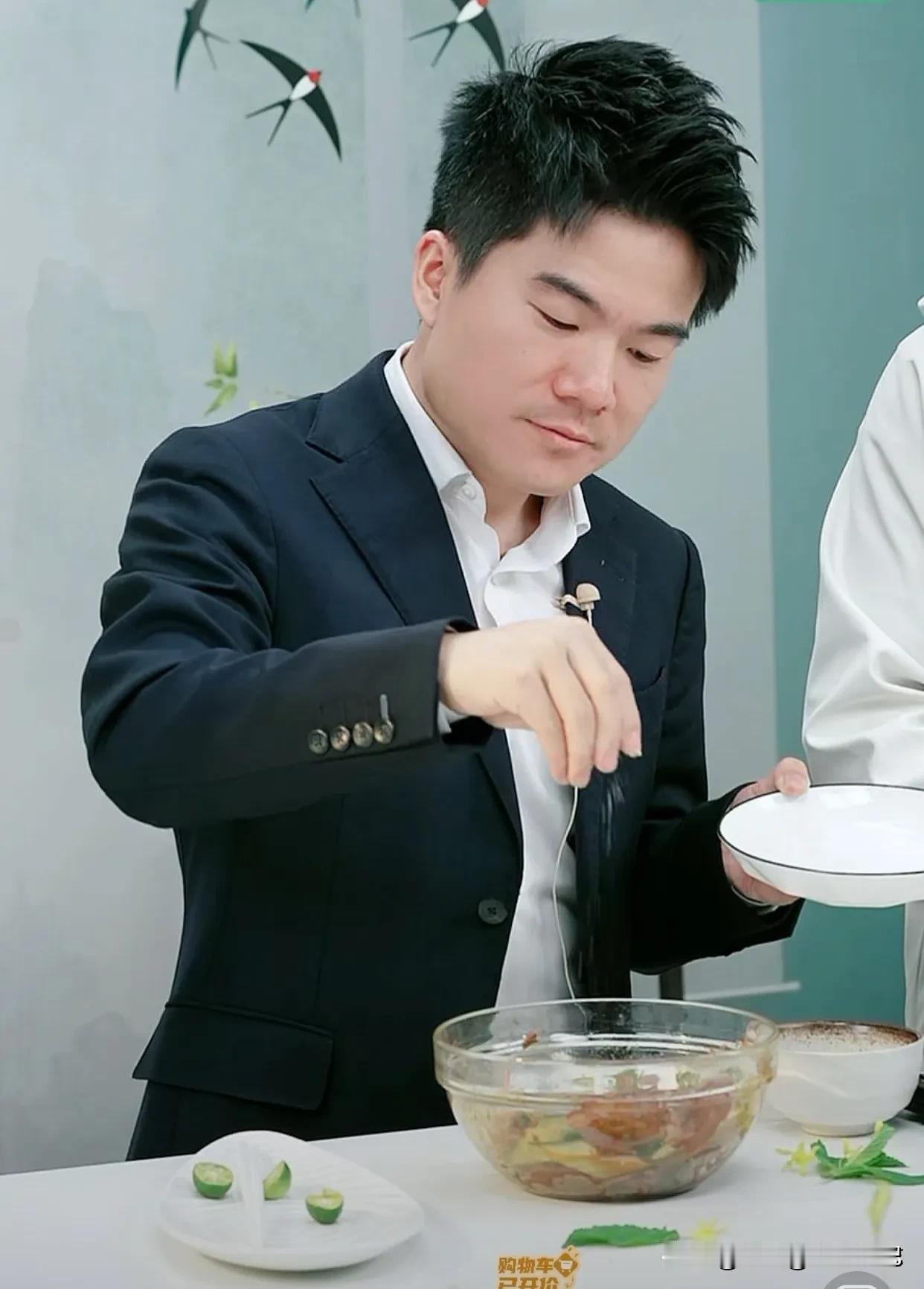 与辉同行开播两年零四个月，干了5.8亿个订单。你算算，一天69万单，每单快递费少