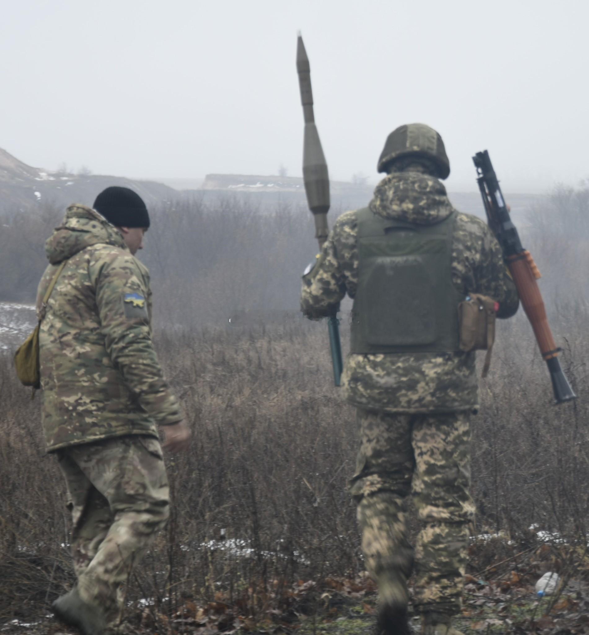 乌军第22机械化步兵旅士兵使用中国69式40毫米火箭筒和保加利亚PG-7VT串联