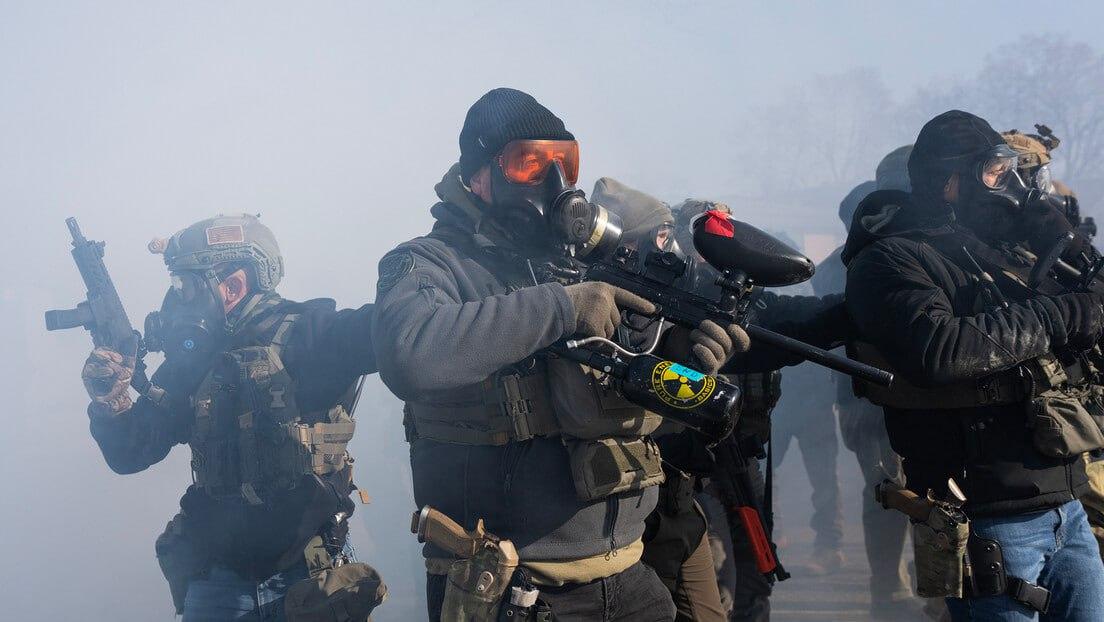 美国明尼阿波利斯彻底乱套了！原本的和平抗议，因为联邦移民局的暴力突袭，直接演变成