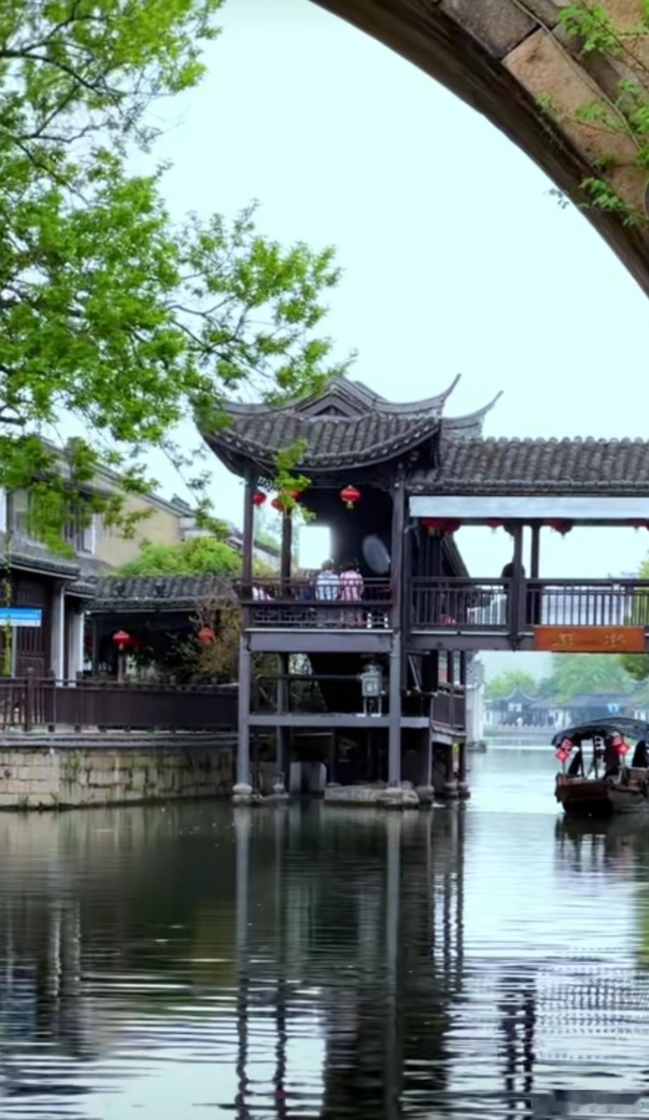 对没那么喜欢的人反而可以自信大方面对不那么喜欢的人，我们往往能够展现出自信和大方