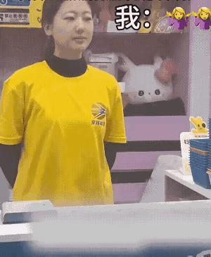 男孩子的妈妈骗男孩游戏币打光了，不能再玩了，店家女子偷偷拿出游戏币向小男孩展示。