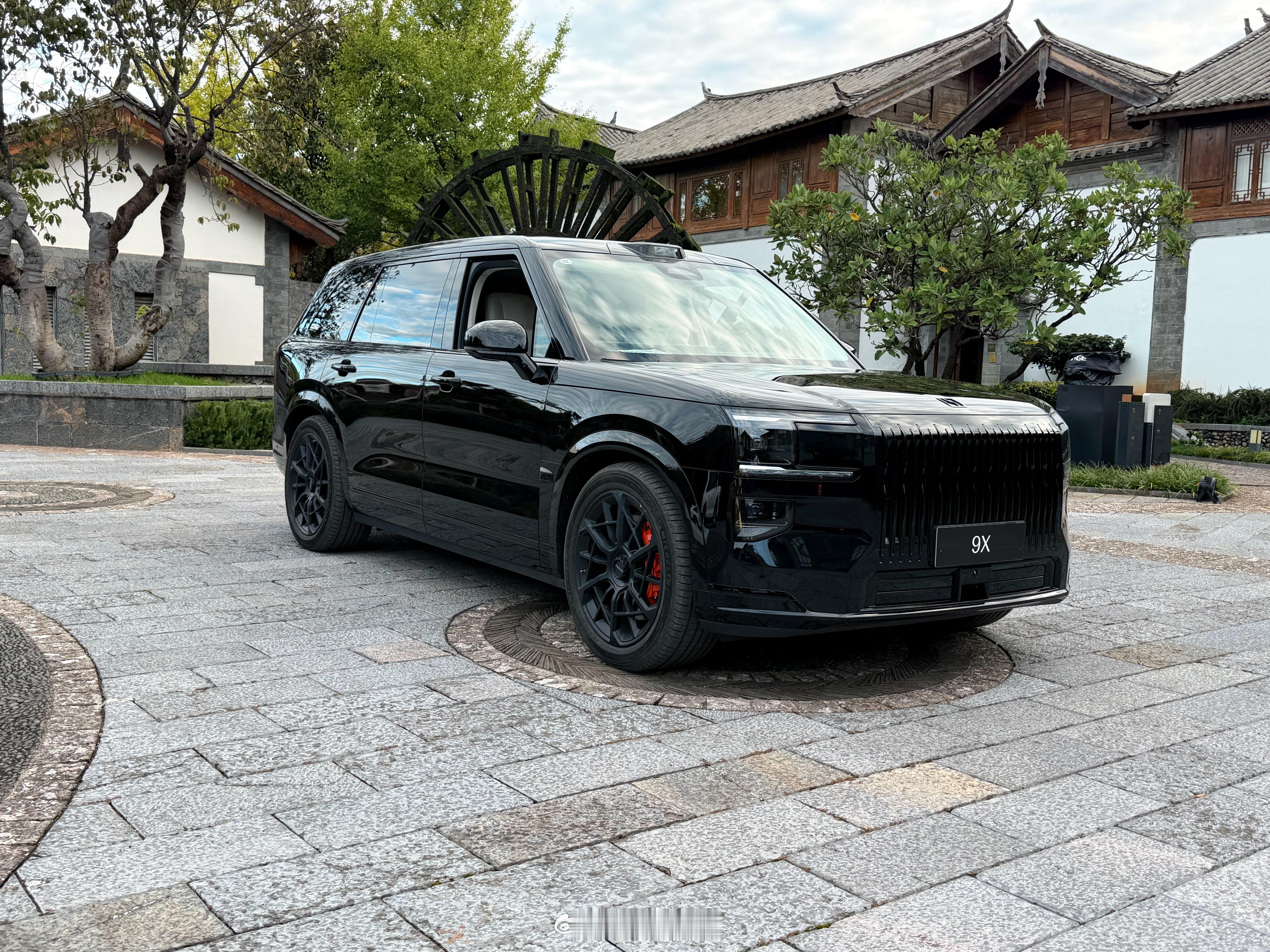 感觉极氪9X这车还是得看黑色！确实漂亮～ ​​​
