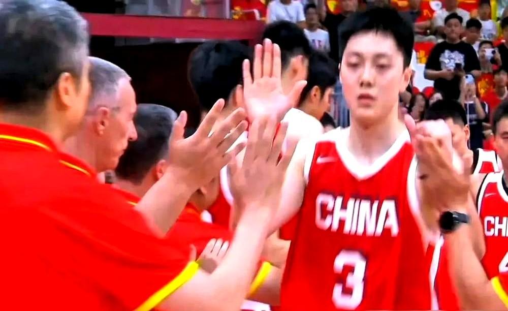 出场21分钟，12分4助攻0失误，正负值飙到+19。打卡塔尔这一仗，胡明轩把黑粉
