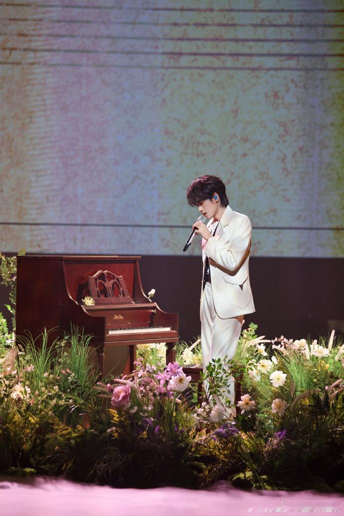 宋亚轩三重二十二浪漫细节二十二岁搭配曲目《二十二》，微博定格二十二张舞台写真大片