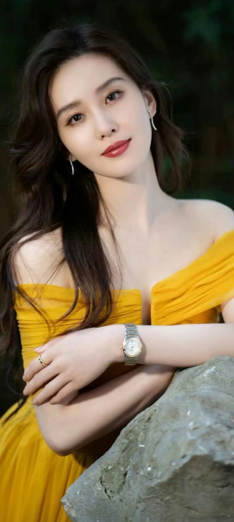 演员吴奇隆曾说：“我和诗诗都是慢热的人，认识三年多快四年，才决定在一起。也是相处