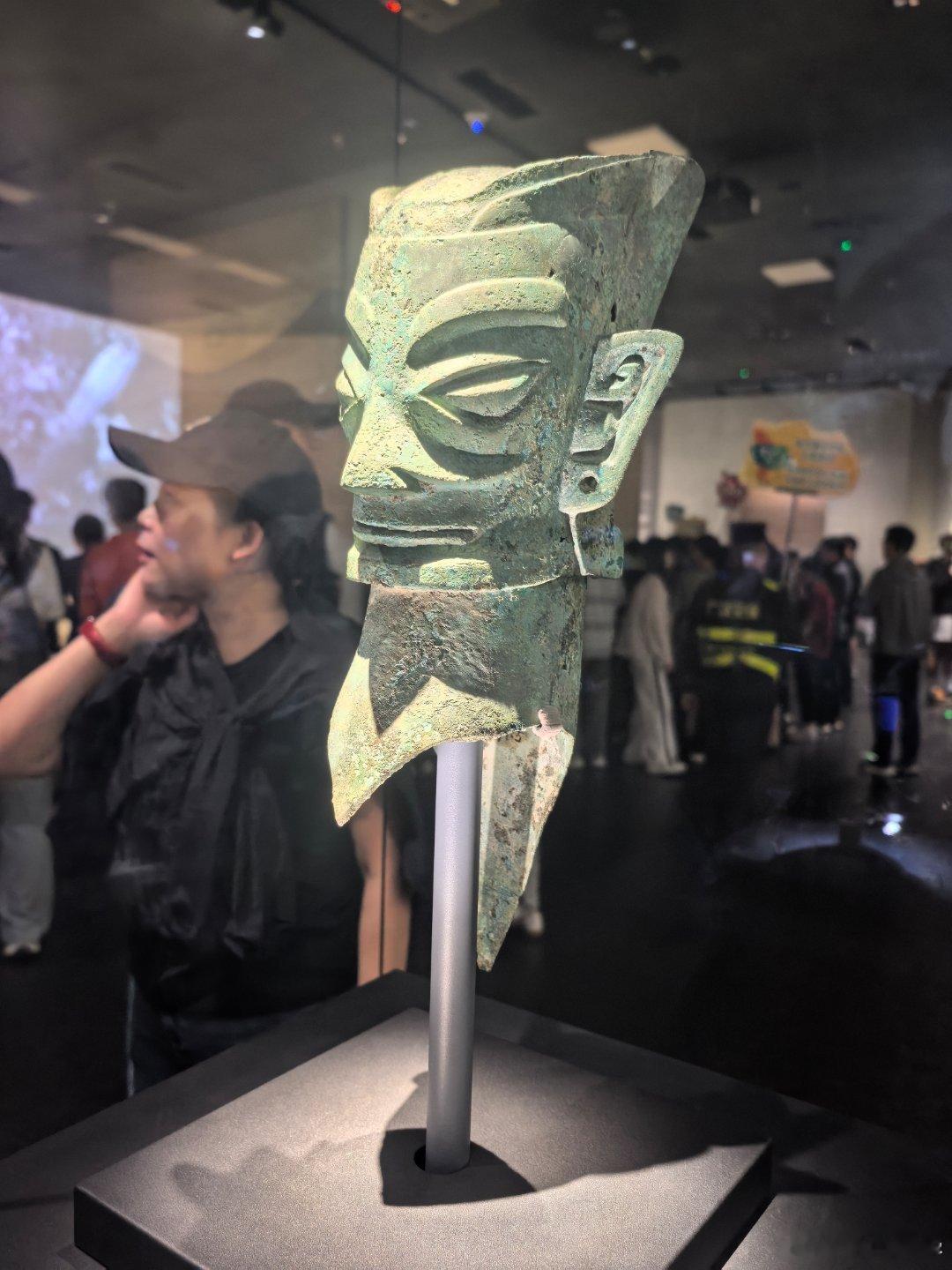 三星堆第一个展厅所有人挤着拍一个，后面整个展厅全是面具，感觉是各种职务，最后一大
