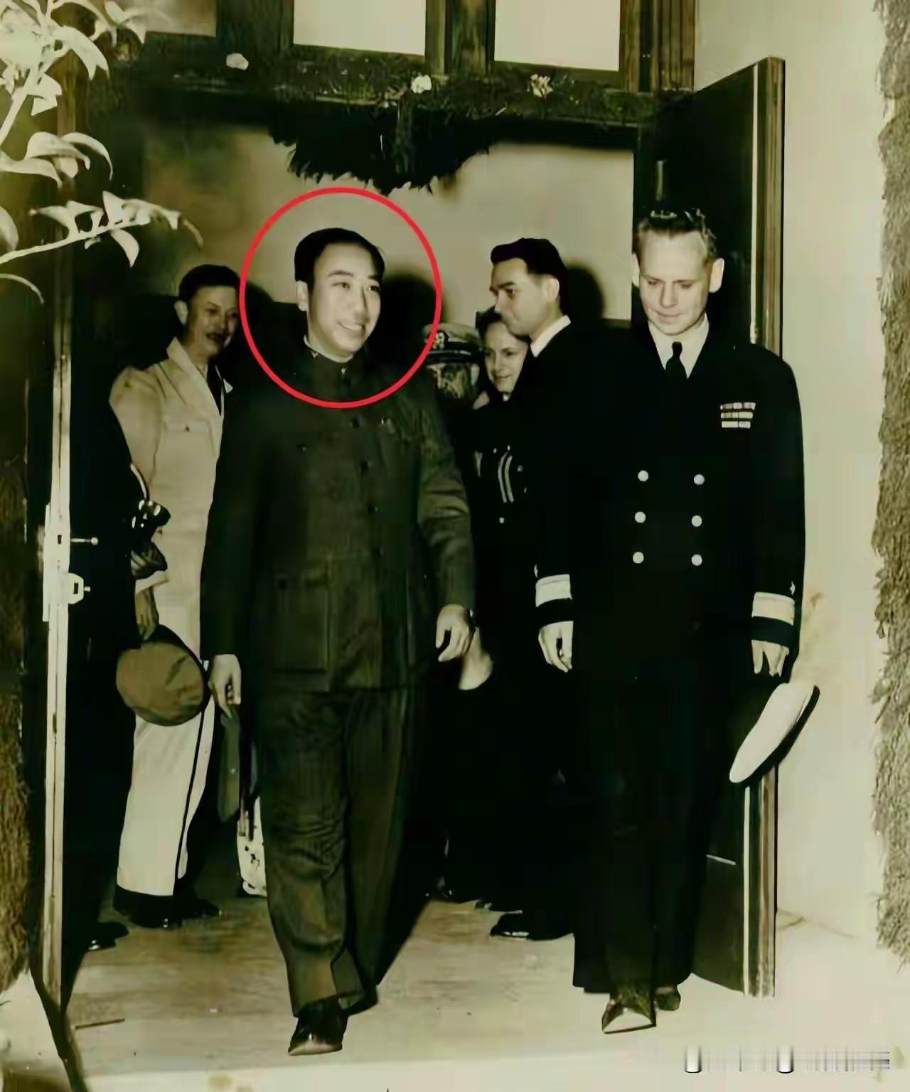 当年的戴某人，相貌确实有些奇特，给人的感觉城府非常深，干他这样的活，没有点心机是