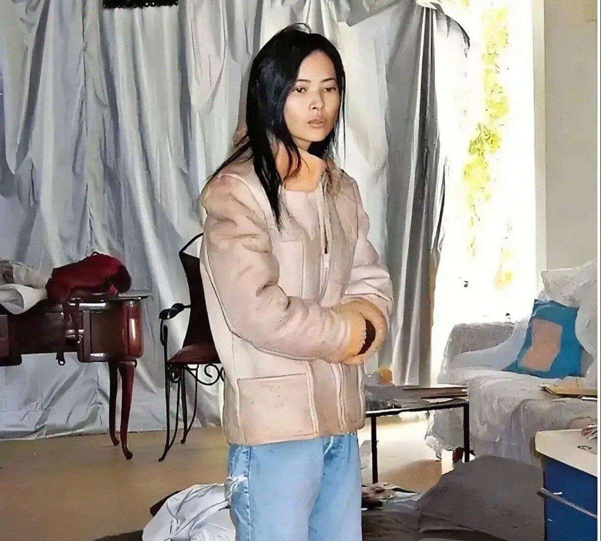 蓝洁瑛一个人孤独的去世，她的人生前半生精彩，后半生充满苦难。蓝洁瑛揭露了一个问题
