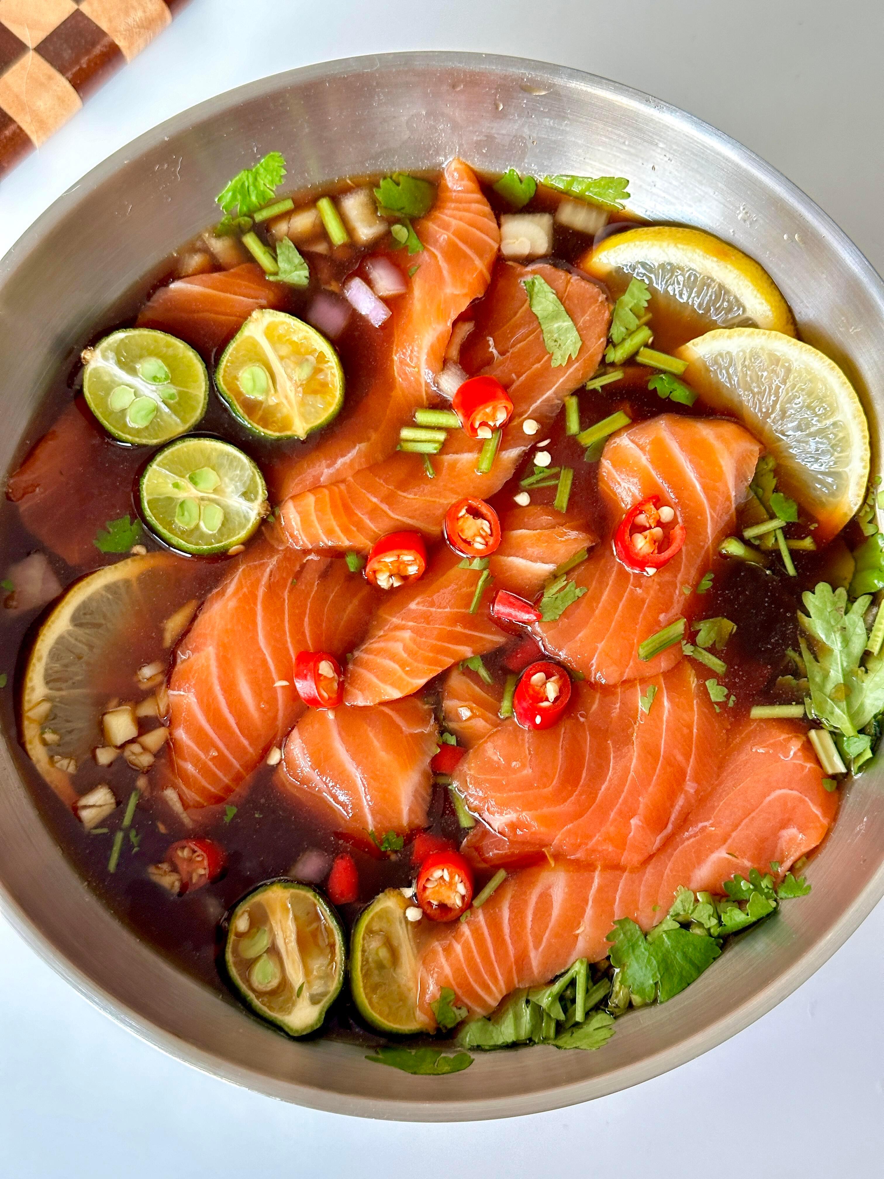 原来国产三文鱼不蘸酱才最鲜第一次解锁龙羊峡三文鱼时，本想习惯性挤上柠檬汁、蘸满芥